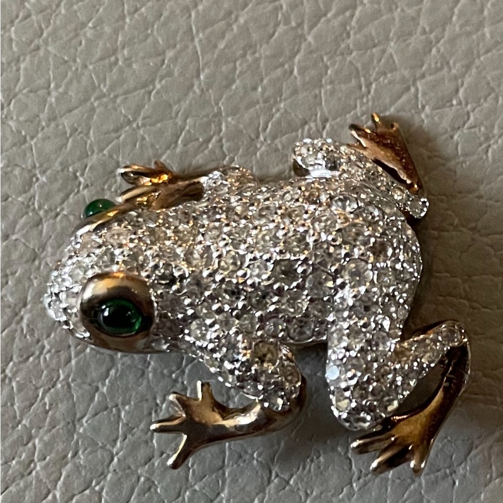 KENNETH JAY LANE VINTAGE RHIGNSTONE FROG BROOCH/PIN